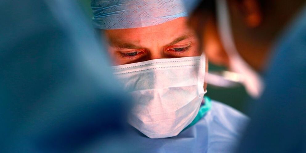 chirurgas atlieka varpos padidinimo operaciją