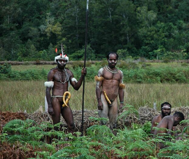 aborigenai su išsiplėtusiais nariais